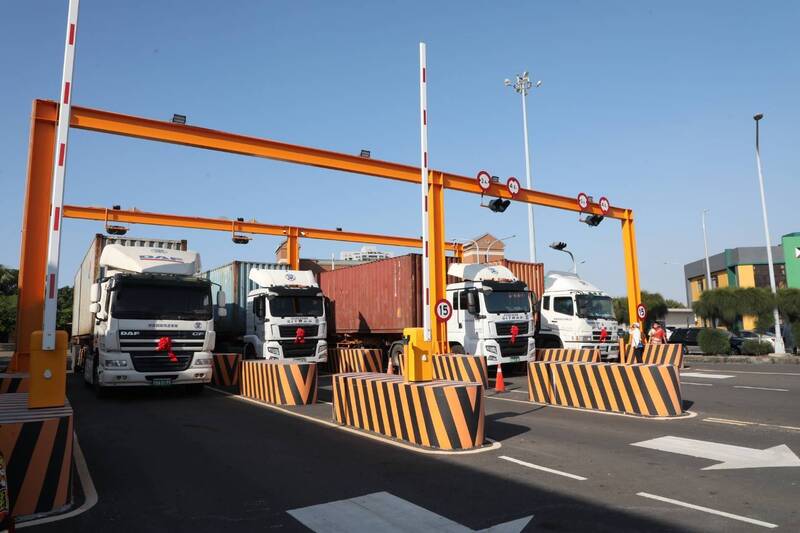 安平港貨櫃集散站,節省台南與高雄間運輸成本。(台南市府提供)