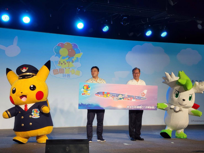 圖右為華航總經理高星潢,圖左為寶可夢公司董事福永晉。(記者王憶紅攝)