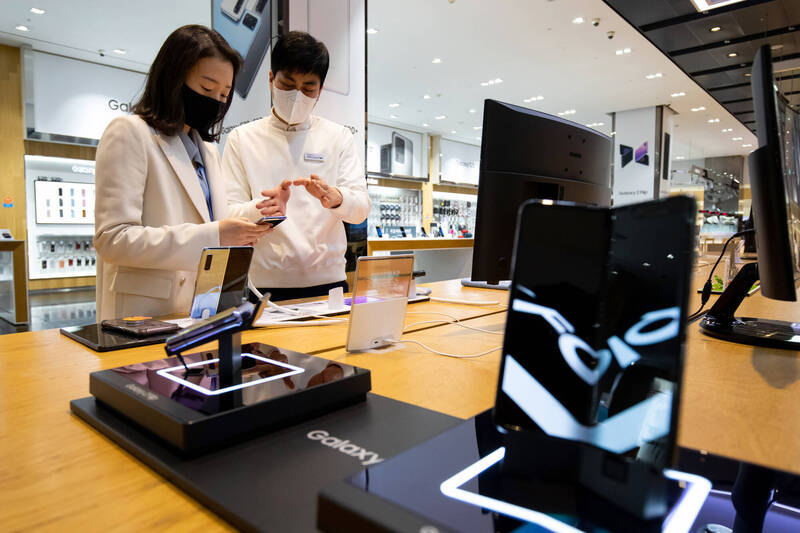 全球第2季智慧手機出貨量下降9%,至大約2.9億支,達近2年疫情期間最低。(彭博資料照)