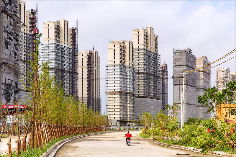 中國房市「爛尾樓停貸」風暴,也有國人受衝擊。(彭博)