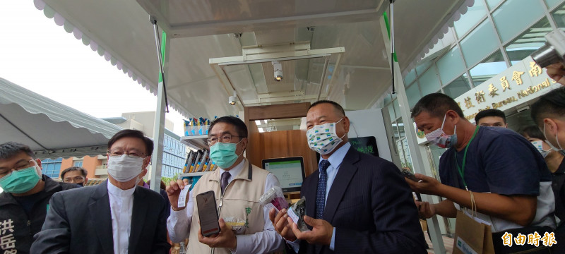 全家便利商店全台首部智慧零售電動車「FamiMobi」在南部科學園區亮相，台南市長黃偉哲（左2）在全家便利商店總經理薛東都（左3）引導下，率先體驗。（記者劉婉君攝）