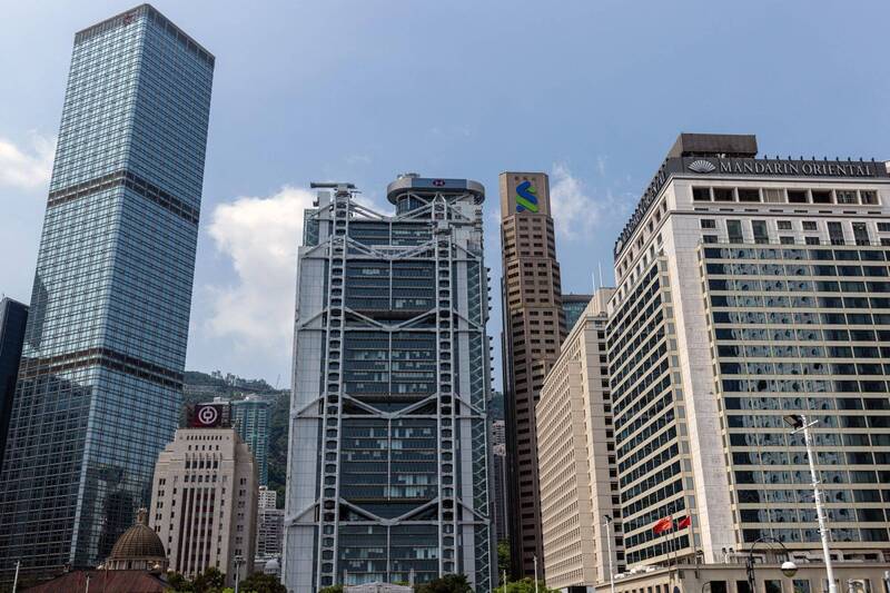 中國不斷加深的房地產危機擾亂亞洲信貸市場,不僅讓本地銀行陷入困境,還讓包括匯豐銀行和渣打銀行在內的全球銀行陷入困境。(彭博)