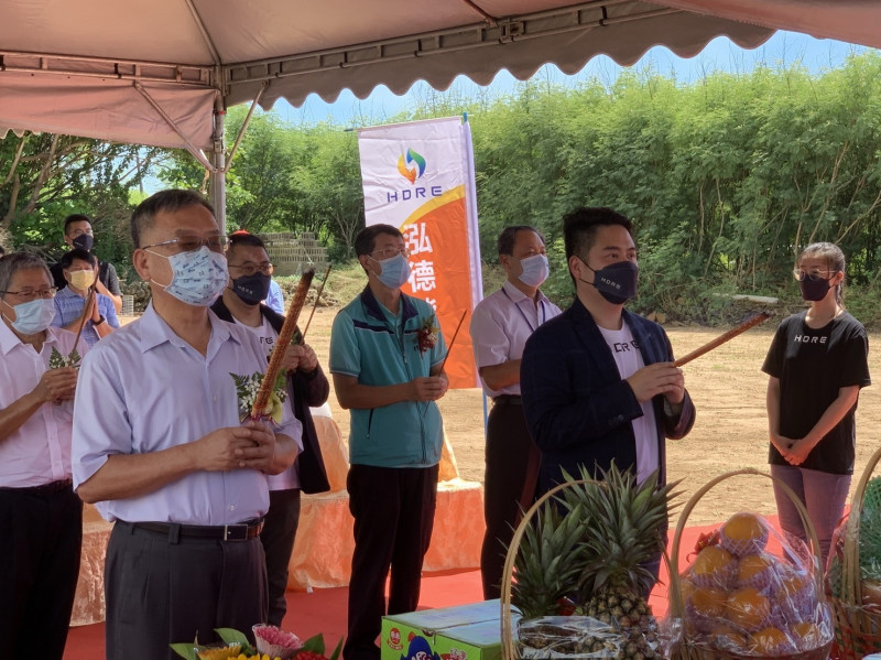 泓德能源首座離島太陽光電案場動工,泓德能源董事長謝源一(右)表示,年底前30MW可併網。(記者張慧雯攝)