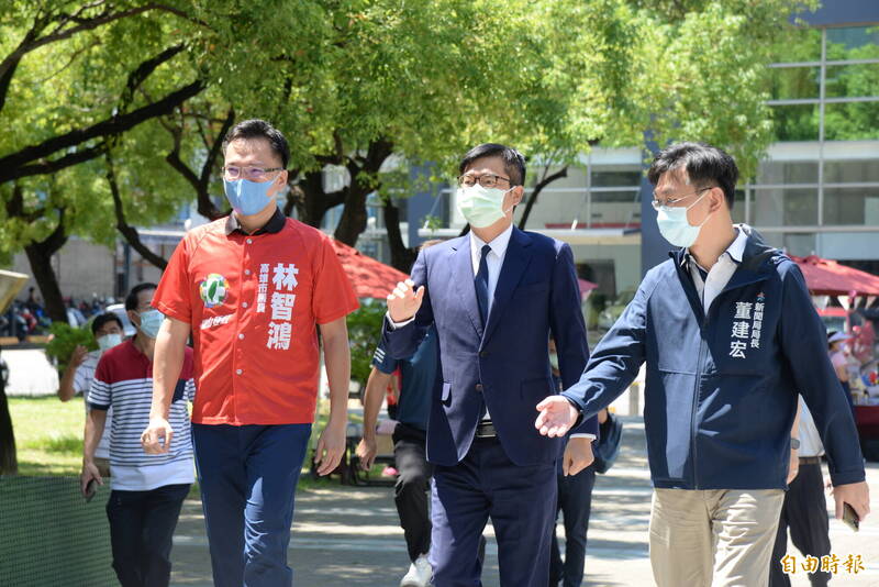 高雄市長陳其邁（中）今（6日）上午至鳳山婦幼青少年活動中心出席父親節表揚大會。（記者許麗娟攝）