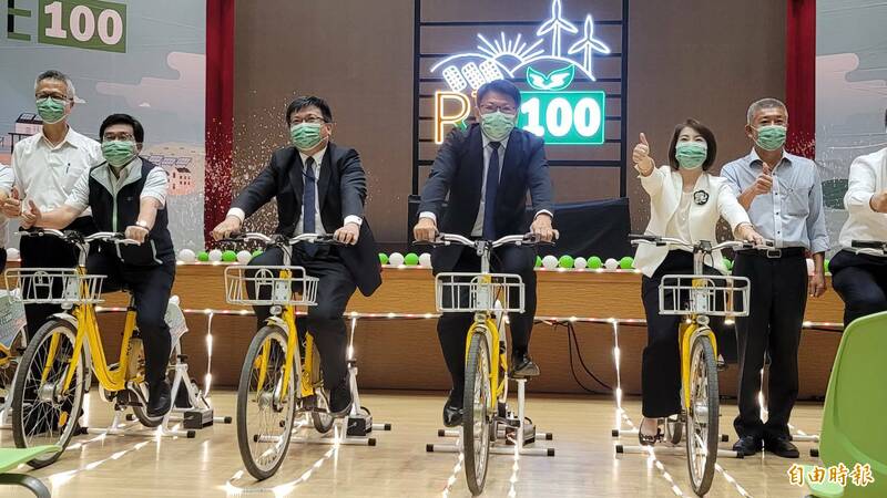 屏東縣長潘孟安等貴賓騎上P-bike公共自行車點亮綠電，宣布屏東完成綠電創舉。（記者葉永騫攝）