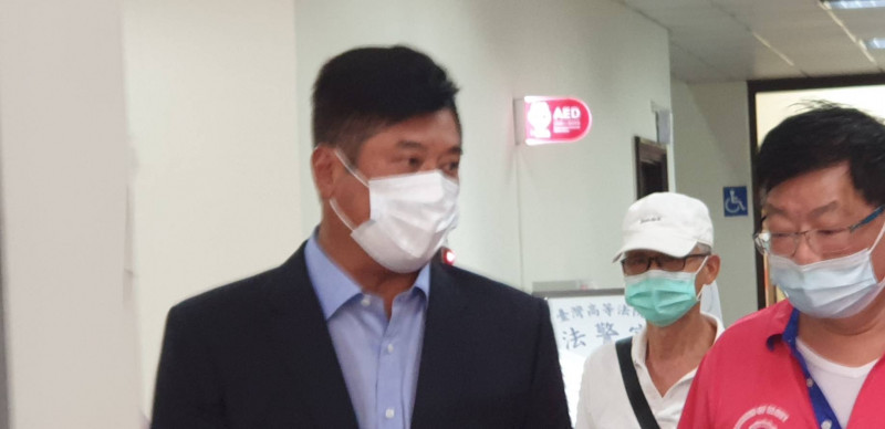 高院更三審今首度開庭審理紅火案,中信金前副董事長辜仲諒(左)出庭辯稱「我沒有犯罪」。(記者楊國文攝)