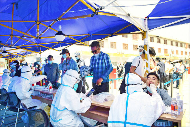 核酸檢測演給習看？中網友爆料：棉籤根本沒放嘴裡....