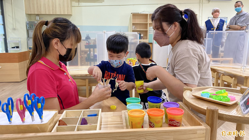 勞動部成立第一個職場互助教保服務中心在勞發署雲嘉南分署，今天啟用開課，減輕家長育兒負擔。（記者楊金城攝）