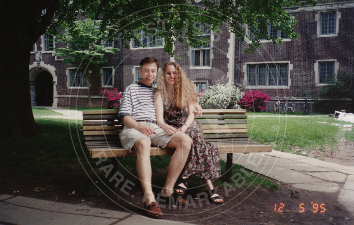 馬斯克大學時代的初戀女友葛溫（Jennifer Gwynne），將2人過去的紀念品和將近30年前的照片上架拍賣。（圖擷取自RR AUCTION）