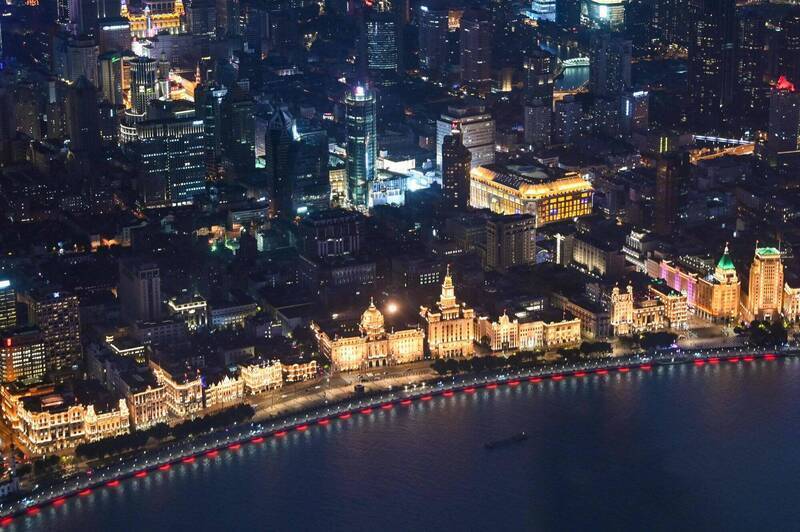 上海外灘廣告及戶外招牌，因為缺電而熄燈。（資料照，法新社）