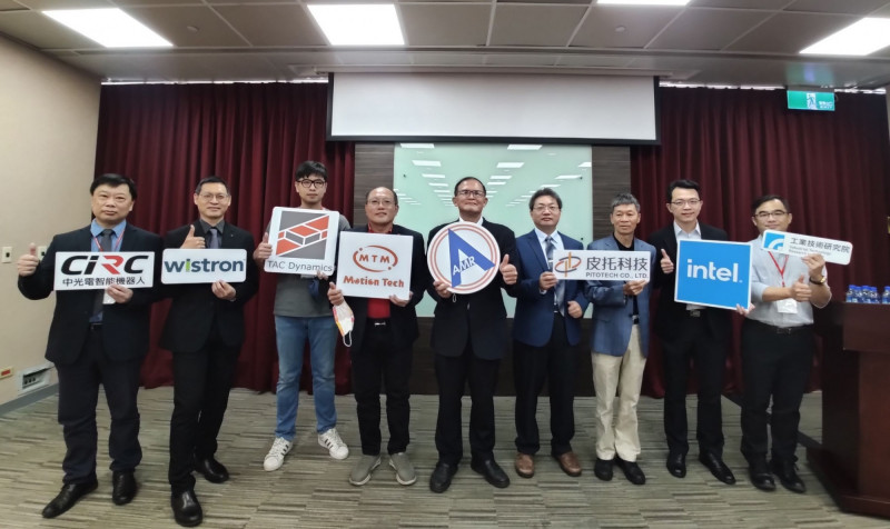 工研院今日與自主移動機器人聯盟（AMRA）正式發佈自主移動機器人首份產業技術安全標準。由左至右為中光電智能機器人姜皇成、緯創資通處長林書毅、泰科動力執行長林傳凱、碩陽電機董事長林明昌、AMRA推動召集人暨工研院協理胡竹生、皮托科技技術處長黃家祚、皮托科技執行長簡榮富、英特爾技術應用經理陳世旻、工研院機械所組長黃甦。（工研院提供）