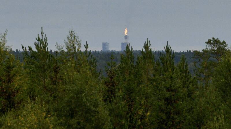 8月26日從從芬蘭東部派特拉帝（Pyterlahti）拍攝俄國波爾托瓦亞天然氣廠燃除冒出的火焰。（美聯社）