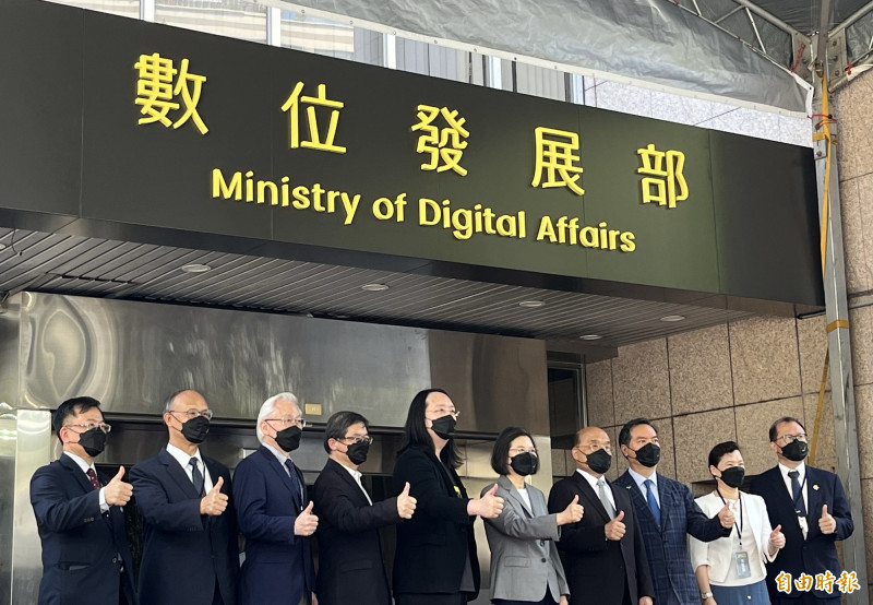 總統蔡英文、數位發展部首任部長唐鳳、行政院長蘇貞昌出席數位發展部揭牌典禮。（記者徐子苓攝）