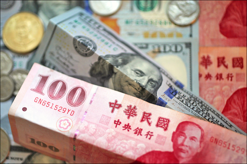 金管會昨公布本國銀行最新獲利情況，今年前7月累計稅前盈餘2266.8億元，較去年同期增加7.9％，更以7.5億元的微幅差距，超車2019年成為史上同期最高金額。（中央社資料照）