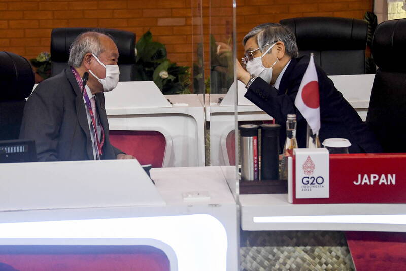 日本央行總裁黑田東彥（右）與財務大臣鈴木俊一（左）週五討論日圓大幅波動。（歐新社）