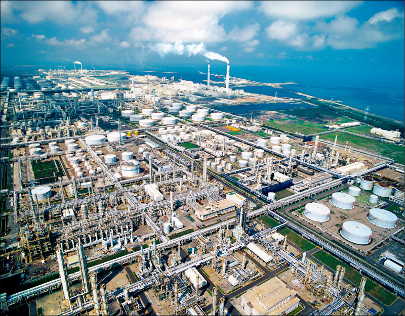 台灣去年碳排大戶，台塑石化、中鋼、台積電分佔前3名。圖為麥寮台塑六輕。（資料照）