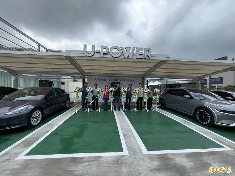 民間電動汽車充電站業者在台南東區裕農路段設立全台業界最高功率的充電站。（記者王俊忠攝）