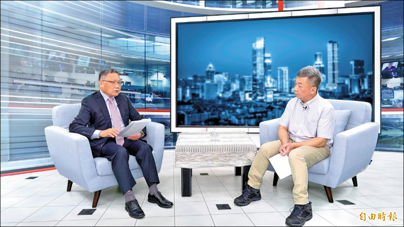 財政部長蘇建榮（左）任內推動「所得稅制優化方案」等，替納稅人省荷包超有感，且近五年實質還債四千八百億元，堪稱「持家」有成。（記者陳怡伶攝）