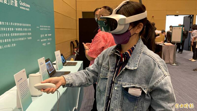 高通「無線關愛」計畫，提供連網筆電、VR頭盔、5G網路用戶終端設備等，打造沉浸式智慧校園。 （記者許麗娟攝）