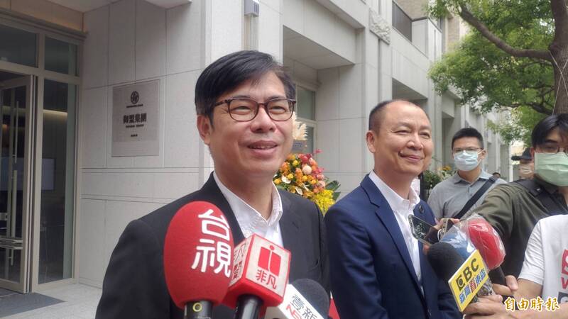 高雄市長陳其邁感謝御盟集團在高雄規劃優質飯店服務，御盟董事長邵永添（左二）則稱許高市府用心經營城市。（記者王榮祥攝）