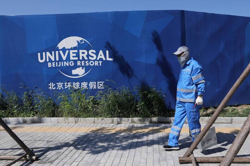 因應疫情防控，北京環球影城縮短營業時間，甚至關閉園區。（路透）