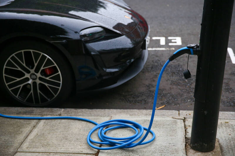 英國公共充電樁成本漲42％ 快跟加油一樣貴