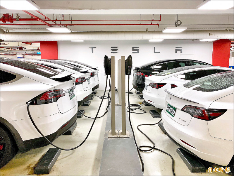 充電服務業者也紛紛進駐百貨公司和量販店等商場，設置電動車專屬充電區，讓電動車主利用充電時間，可以在賣場血拚。（記者楊雅民攝）