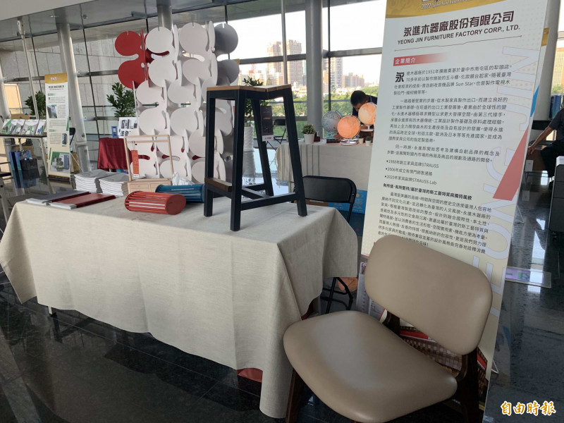 創業逾70年的永進木器從傳統家俱製造到創立有情門品牌，跨足內外銷市場。（記者蔡淑媛攝）