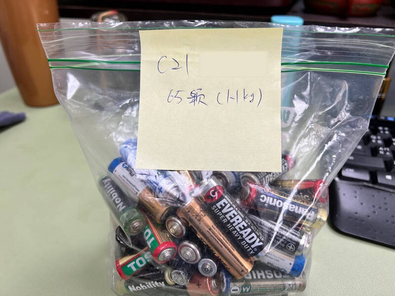 中龍鋼鐵藉由集中同仁回收日常生活的廢電池，統一至霧峰清潔隊換取培養土，種植更多植栽，達到「減廢增綠」的功效。（中龍鋼鐵提供）