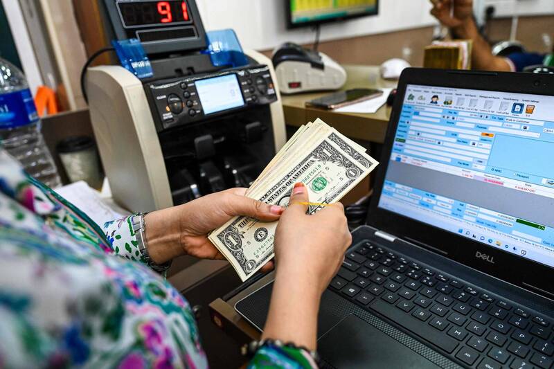 國際貨幣基金（IMF）一項研究顯示全球約40%的交易以美元進行。（法新資料照）