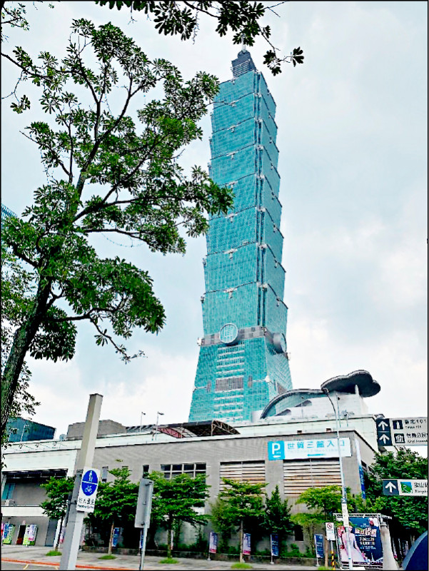 台北101因疫情一年少1,000多萬人次的國內外觀光客，靠著精品VIP貴客、餐飲彌補流失業績。
（資料照）
