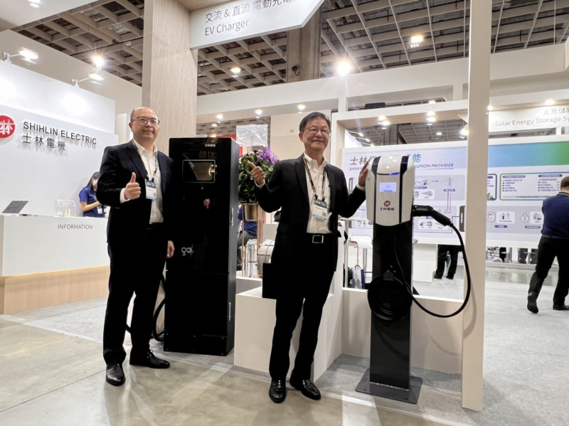 士林電機參與國際智慧能源週,右為仰德集團副執行長、士林電機總經理謝漢章,左為士電電裝產品事業群總經理董濟仁。(記者林菁樺攝)