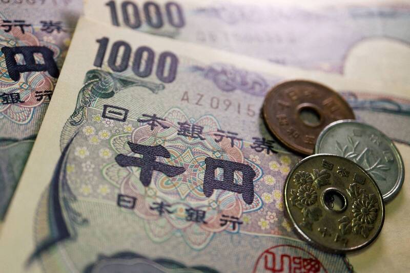 日本的超低利率政策與美國鷹派升息呈現強烈對比。（路透）