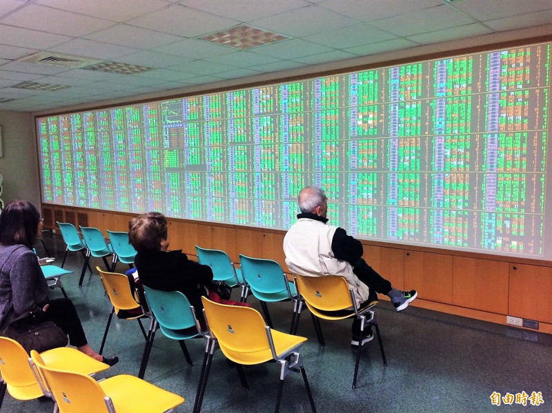 金管會祭出台股禁空令,投顧業者表示,12682點是很重要的心理關卡,預估政府短期勢必力守此防線。(記者王孟倫攝)