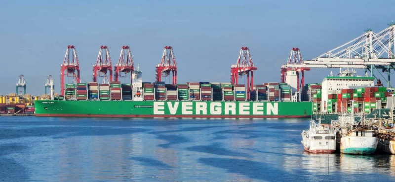 長益輪貨櫃承載量2萬4004 TEU，打破高雄港歷史紀錄。（「船舶物語」臉書粉專提供）