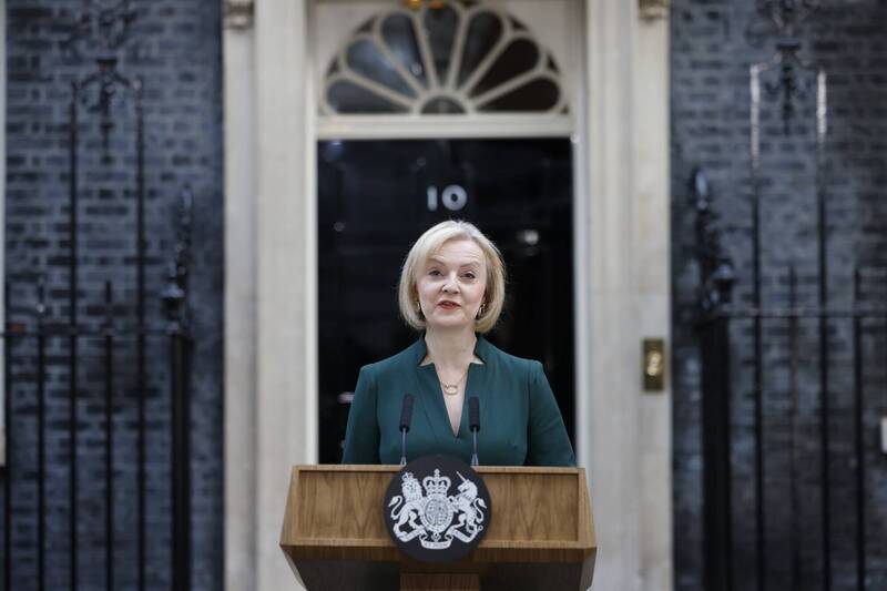 英國前首相特拉斯（Liz Truss）因減稅政策爭議，引發金融市場動盪，在上任短短45天後黯然離職。（路透資料照）
