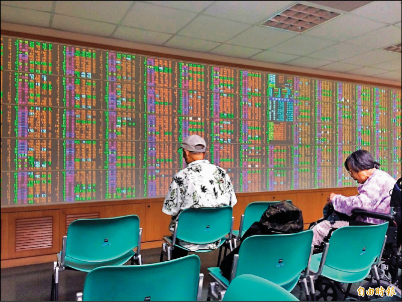 美國聯準會（Fed）主席鮑爾強調最終利率水準將高於預期，引發美股4大指數豬羊變色，台積電遭外資大賣2萬張，股價重挫，拖累加權指數回測「萬三」。（記者王孟倫攝）