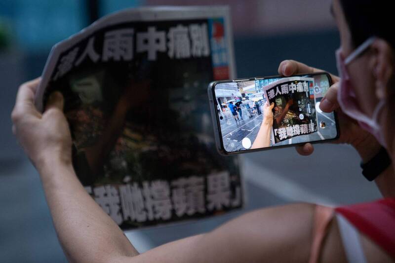 香港爆發反送中抗爭後，中共強推《港版國安法》箝制新聞自由，《港蘋》被迫停刊。（法新社）