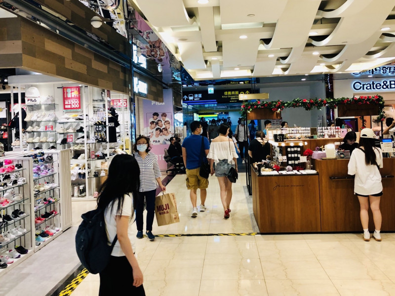 今年前3季非現金支付金額的4大來源，占比由高至低，依序為信用卡、ATM轉帳購物、電子支付及儲值卡。 （記者王孟倫攝）