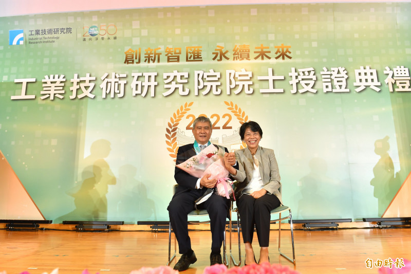 台達電董事長海英俊（左）獲工研院授證新科院士。（記者洪友芳攝）