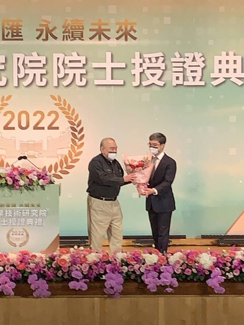 工研院今舉辦第11屆工研院業師授證典禮，圖為尹衍樑兒子出席獻花給他。（記者洪友芳攝）