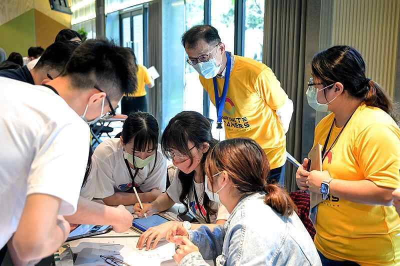 李長榮自2008年起透過教育基金會，定期舉辦獎學金營隊活動、獎助學金計畫及青年教授研究補助計畫，以大學院校為起點，栽培產業所需的高階研究型人才，發出的獎學金已嘉惠超過400人。（李長榮集團提供）