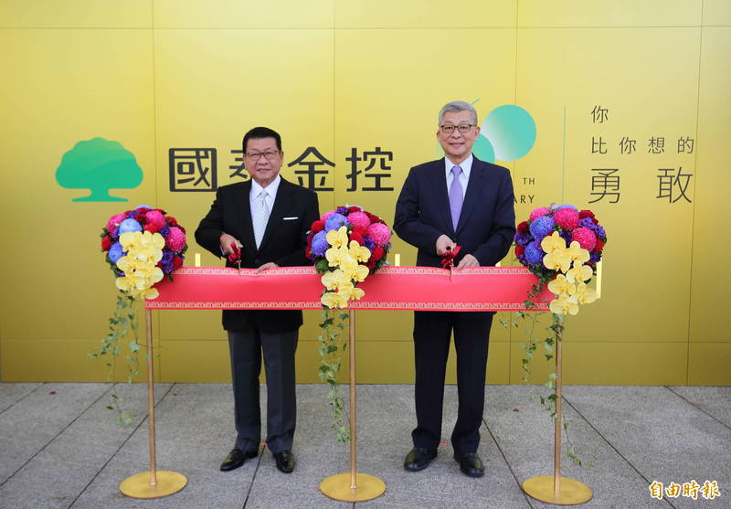 國泰金控60週年特展「發現你的勇敢進行式」於華山文創園區盛大開展,國泰金控兩位共同創辦人、國泰金控董事長蔡宏圖及寶豐隆興業董事長蔡鎮宇兄弟共同出席開幕剪綵暨慶生儀式;這也是兩兄弟自2010年協議分家後首度公開同框。(國泰金控提供)