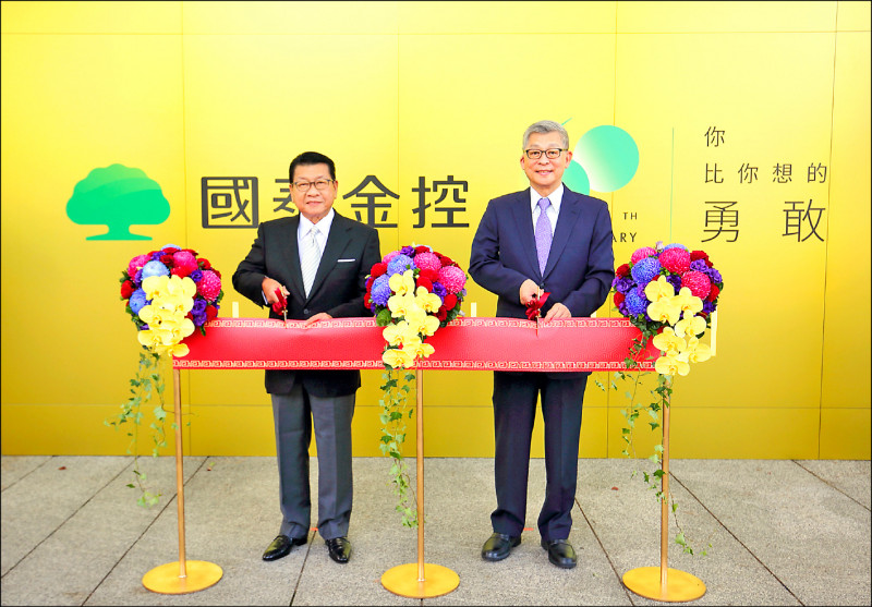 國泰金控共同創辦人蔡宏圖董事長（右）及蔡鎮宇董事長（左）出席60週年特展開幕剪綵。（國泰金控提供）