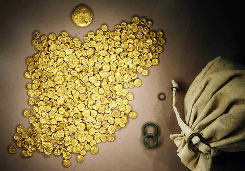 德博物館遭竊 小偷9分鐘搬走5千萬古代金幣