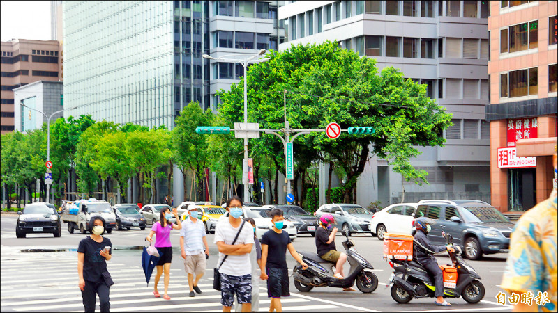 台灣人口紅利將於2028年結束，學者認建議從3方面著手，引進外籍人力則非長久之計。
（記者靳昌玲攝）