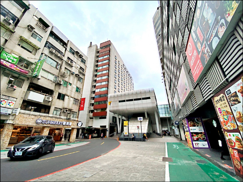 台灣65歲以上老人居住自理日益增加，銀行推出「以房養老」專案，截至今年9月底，核貸6352件、金額達362億元。（資料照）
