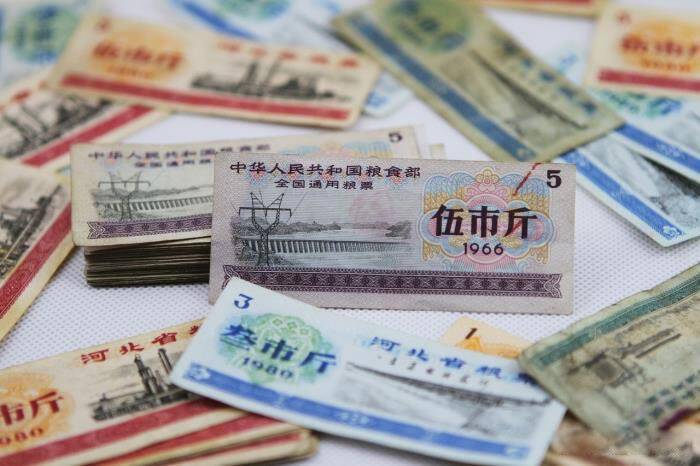 1950年代可於中國供銷社兌換商品的糧票。(圖取自中國媒體)