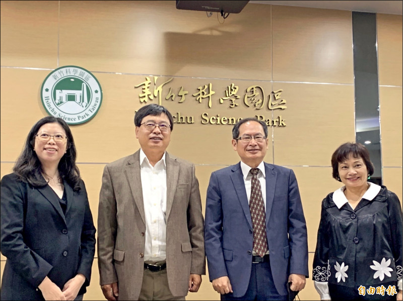 竹科管理局局長王永壯(左二)強調,龍潭科學園區三期擴建計畫已於十一月中旬將先導計畫提報國科會,轉呈行政院。(記者洪友芳攝)