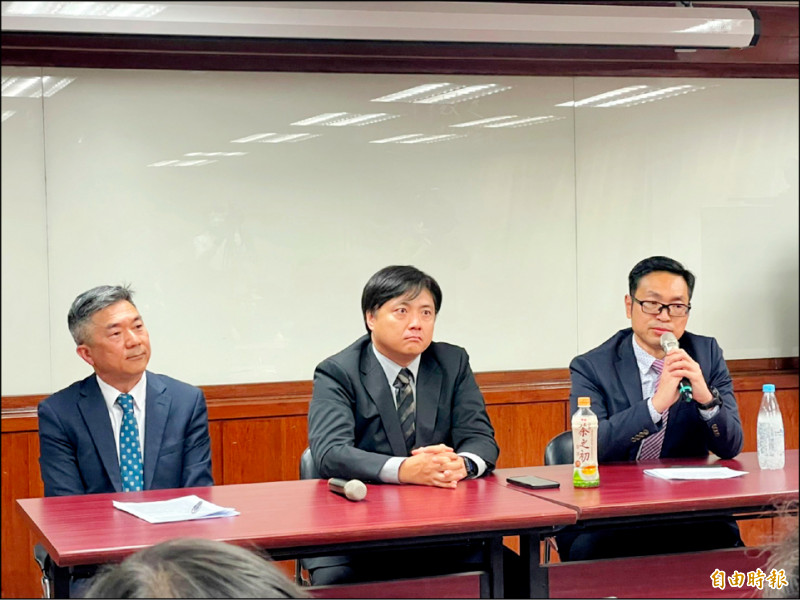泰山市場派和公司派昨再度隔空互槓,龍邦董事長劉偉龍親自出面指控泰山賤賣全家股票,泰山發言人雷松清則反駁,「不能用一個夢幻價格來指控說少賺」。 (記者楊雅民攝)